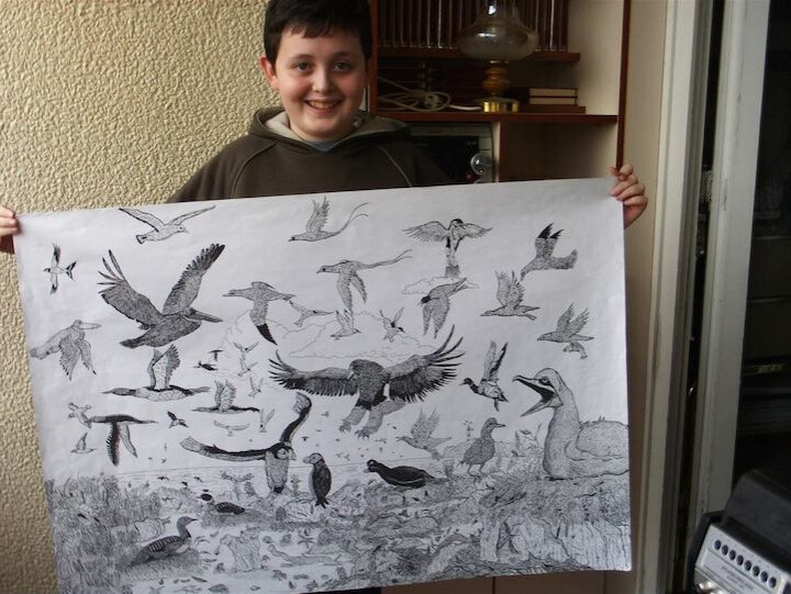 塞尔维亚11岁小画家Dusan Krtolica两岁便开始画画，未满8岁时就已经办了两次个人画展。他的作品主要用铅笔和钢笔完成，题材则主要包括史前动物、鸟类、昆虫等。他的作品风格繁复、技艺高超，让人难以想象这些都是出自一个11岁孩子的手笔。 Dusan Krtolica对动物界的了解程度十分惊人。他熟知每一个地质时期以及相应时期的动物，甚至可以毫不费力地背出65种有袋类动物的名字。小天才还励志要画遍每一种动物，并希望长大后可以做一名动物学家。