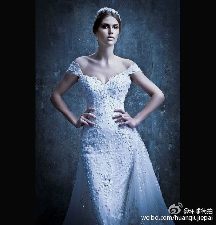 Michael Cinco，来自迪拜的Drama派高级定制婚纱，浮夸华丽的魔幻风格，夸张的裙摆和精雕细琢的背部装饰是其特色所在，真的是美爆炸！（转）