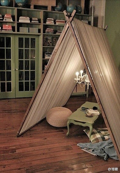 在家中搭一个帐篷，拉上好闺蜜钻进里面说上一整夜的悄悄话。这样子新鲜又温馨的浪漫，是卧室里的床给不了的。