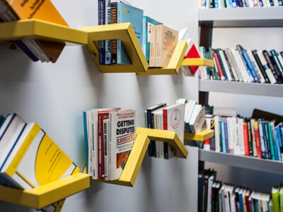 360书架（360 Shelf），来自设计师Luka Pirnat的创意，它是一个非常可爱的墙上用品——每款书架都是一个小巧的方框，采用实木材质。而方框又与墙壁通过一个可以旋转的支架相连，于是，你的书将可以平着放、竖着放、…