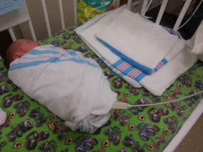 网友USQuestioner新出生的宝宝，还插着心率监视器呢，他5岁的的侄子在旁边看了一会儿，幽幽的问：“弟弟要充电充多久才能充满回家啊”