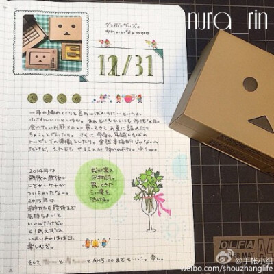 #境外精华# 即使是绘手帐专题，也让我们从最轻松的开始吧~ Nurawrin(ins: nura_rin)也是酷酷的黑色流喔，不仅hobo的外皮是黑色的，就连切割板也是少见的黑色呢！不过打开她的手帐你就会发现，即使是最简单的色彩，只…