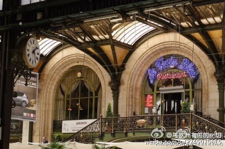 【Le Train Bleu 最华丽的车站餐厅】位于巴黎里昂站的蓝色列车餐厅，于1901年开业，繁丽的装潢彩绘，气派的的吊灯拱窗，洁白的桌布，精致的银制餐具——富丽程度堪比皇宫。很多人慕名而来，当然也有憨豆先生这样赶火车的乘客“误入”
