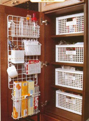 厨柜门的背面：频繁使用的物品的指定席。