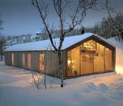 这一年的小屋坐落在山上的村庄，冬季越野滑雪和徒步旅行的轨道轨道在夏季。它非常适合五口之家和容纳在年的家庭组成和着一代又一代的变化来。(分享看到的好设计,新年进步,来源:互联网)