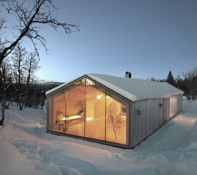 这一年的小屋坐落在山上的村庄，冬季越野滑雪和徒步旅行的轨道轨道在夏季。它非常适合五口之家和容纳在年的家庭组成和着一代又一代的变化来。(分享看到的好设计,新年进步,来源:互联网)