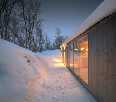 这一年的小屋坐落在山上的村庄，冬季越野滑雪和徒步旅行的轨道轨道在夏季。它非常适合五口之家和容纳在年的家庭组成和着一代又一代的变化来。(分享看到的好设计,新年进步,来源:互联网)