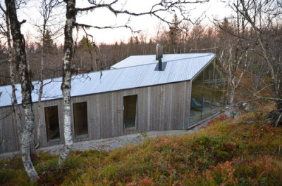 这一年的小屋坐落在山上的村庄，冬季越野滑雪和徒步旅行的轨道轨道在夏季。它非常适合五口之家和容纳在年的家庭组成和着一代又一代的变化来。(分享看到的好设计,新年进步,来源:互联网)