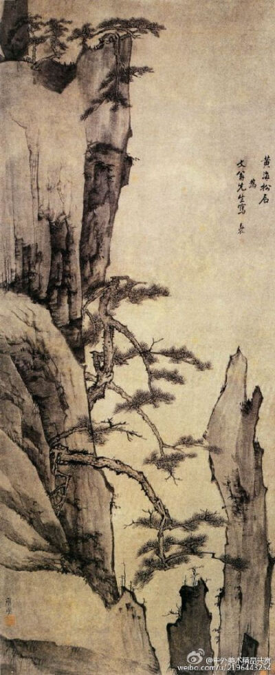 【國(guó)畫1617】清 弘仁《黃海松石圖》—— 紙本設(shè)色，81 × 198.7 釐米，現(xiàn)藏上海博物館。此畫取黃山一景，以勾為主，以染代皴，很好地表現(xiàn)了山石堅(jiān)硬之質(zhì)感；構(gòu)圖上大疏大密，計(jì)白當(dāng)墨，開合有致，新穎而大膽。整個(gè)畫…