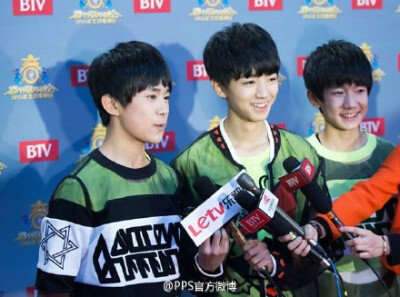 #PPS看星闻#昨晚（2月8日）#TFBOYS#参与了#2015北京春晚#录制并演唱了《幸运符号》。又见萌萌哒三小只，赶快抱走~