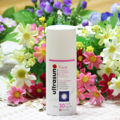 只涂一次 瑞士Ultrasun/U佳 高级面部抗光老化防晒乳50ML SPF30 有酒精味，略厚但不油，涂上有自然白，可以当打底，涂完直接出门，懒人好爱。防晒黑……没有特别大的感觉，所以不好说。