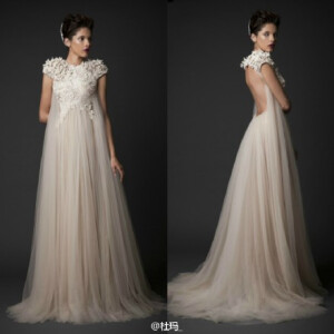 什么叫落入凡间的天使，看了Krikor Jabotian 2014 - 2015秋冬系列，你自会找到答案。裙摆的蓬松、香肩上的设计细节等等，都让你舍不得碰触这一件件艺术品。就连酷酷的连身裤也不失华丽感。