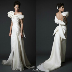 什么叫落入凡间的天使，看了Krikor Jabotian 2014 - 2015秋冬系列，你自会找到答案。裙摆的蓬松、香肩上的设计细节等等，都让你舍不得碰触这一件件艺术品。就连酷酷的连身裤也不失华丽感。