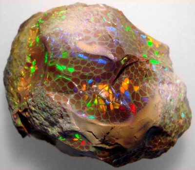 Opal 蛋白石 代表产地：Mezezo, Amhara Province, Ethiopia 图源来自：OPALINDA