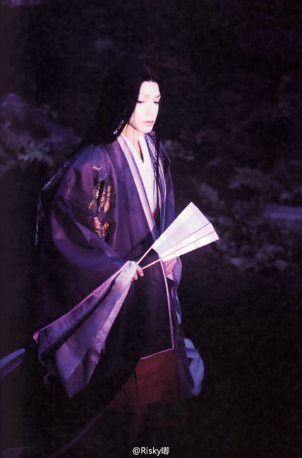 生田斗真# 『源氏物語～千年の謎～独占公式本』我茄美如画一边修