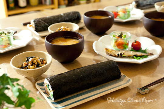 Today's Menu ?太巻き寿司 ?大豆とベーコンの炒め煮 ?大根とえのきの味噌汁 ?いわしのグリル ?アボカド＆サーモンの小鉢 ?プチトマト 高野豆腐、にんじん、椎茸、かんぴょう、ほうれん草、玉子焼き かにかま、穴子、きゅうり、さくらでんぶ。