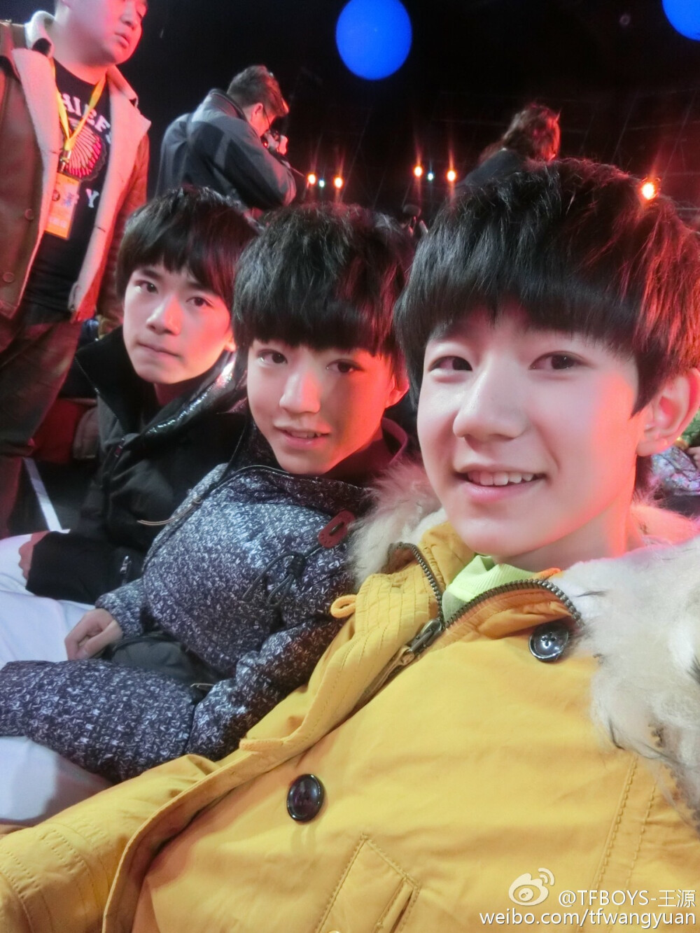 TFBOYS 北京卫视春晚录制 源源：要开始上台录制了，有点紧张，来陪我们说会话吧。^-^