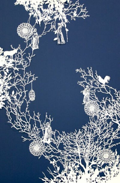 澳大利亚艺术家Emma van leest 纸艺作品 | Emma Van Leest1978年出生于墨尔本。2009年，她举办了个人剪纸艺术展。Emma的剪纸图案繁复、华美又不失精致，心灵手巧得让人惊叹。