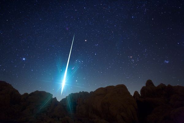 双子座流星点亮了加州的夜空