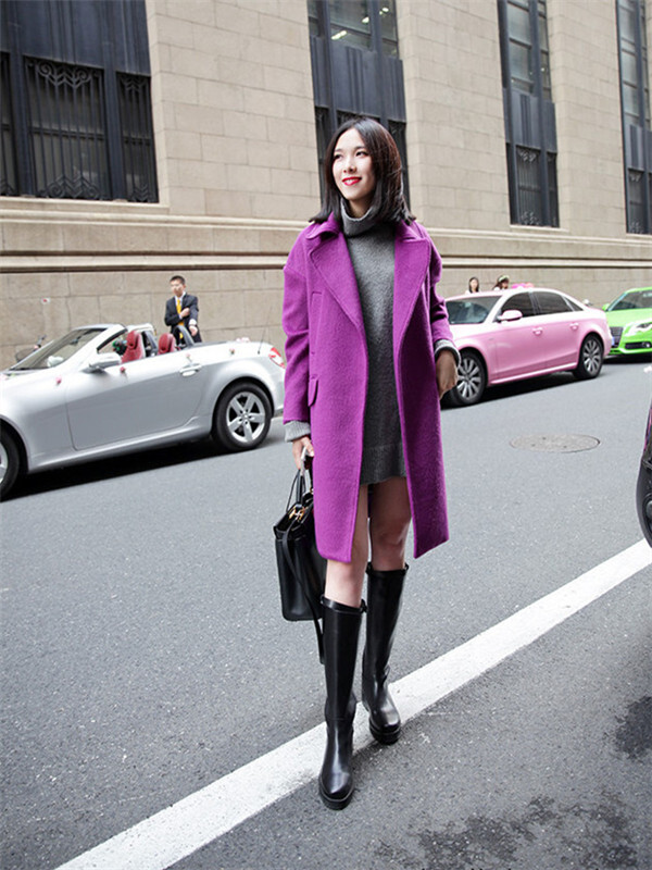 紫色廓形大衣十分亮眼搭配灰毛衣和长靴尽显优雅气质