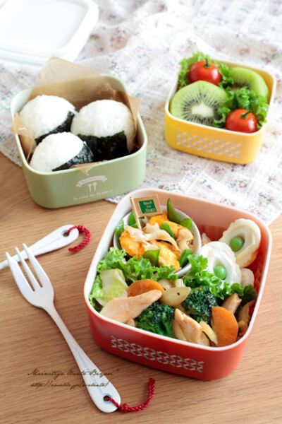 Today's Menu ・ブロッコリーとささみの中華炒め ・チーズ竹輪にえんどう豆を詰めて ・はなびら茸と玉子のオイソース炒め ・韓国海苔巻き梅干しおにぎり ・キュウイフルーツ、プチトマト 「鶏ささみとブ…