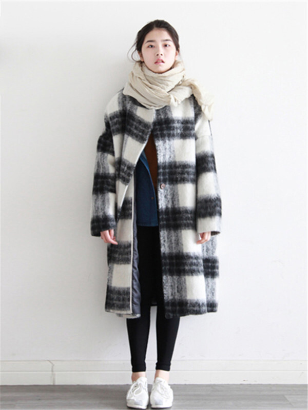 条纹羊毛呢子大衣，版型宽大，内里搭开衫或者小外套都可以，单穿的话先得看看自己够不够高大哦~