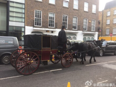 现在north gower street的神夏片场！ 古代的马车布景。 后面绿幕就位。 卷福在远端马车后面～ 圣诞辑这是要拍古代戏的腔调啊！