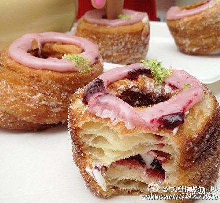 脑洞大开的甜点师 | 纽约甜点师Dominique Ansel，曾发明了著名的Cronut（可颂甜甜圈），喜欢做各种结合的他还有很多脑洞大开的作品：曲奇饼做的牛奶杯、华夫饼混搭意式浓缩咖啡配雪糕、里面是苏芙蕾的方面包、烤棉花糖包着的巧克力脆饼皮雪糕……而据说今年秋天他也即将开设第一家海外分店，设在东京。