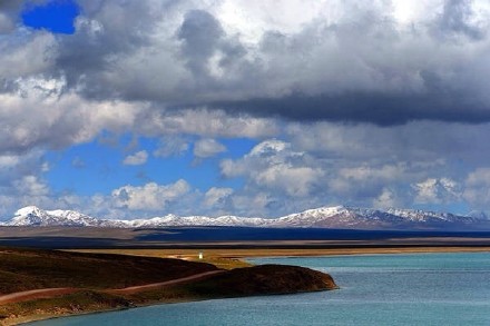 果洛，无人打扰的神之领域——果洛藏族自治州地处青藏高原腹地，黄河源头，位于青海省的东南部。也许是最后一个被遗忘的雪山秘境。