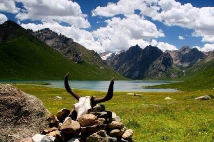 果洛，无人打扰的神之领域——果洛藏族自治州地处青藏高原腹地，黄河源头，位于青海省的东南部。也许是最后一个被遗忘的雪山秘境。