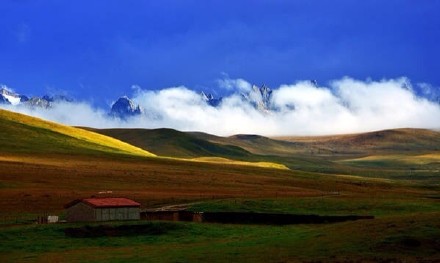 果洛，无人打扰的神之领域——果洛藏族自治州地处青藏高原腹地，黄河源头，位于青海省的东南部。也许是最后一个被遗忘的雪山秘境。