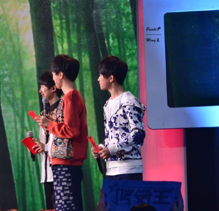 #TFBOYS三人同行# 【150211 央视网络春晚录制 高清9P】遇见你们大概花费了我一生所有的运气，人的一生就是在不断错过中相遇，相信我们遇见一定是在一个最美的场合。@TFBOYS-易烊千玺 @TFBOYS-王俊凯 @TFBOYS-王源