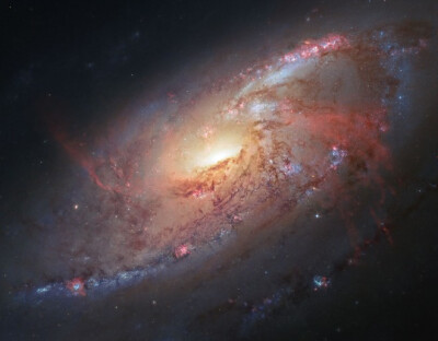 Messier 106 (M106) 是一个位于猎犬座的螺旋星系。由法国天文学家皮埃尔·梅香（Pierre Méchain）于1781年所发现，它也是一个赛弗特星系（Seyfert galaxies），由于星系发射出X射线，意谓著有一个超大质量黑洞位于星…