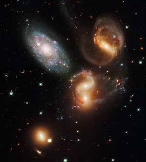 Stephan’s Quintet，史蒂芬五重星系是由五个可见光的星系组成的集团，其中四个组成被发现的第一个致密星系团。这些星系因为激烈的碰撞而互相影响着。