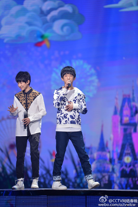 #2015CCTV网络春晚#喂喂喂，@TFBOYS-王源 在干吗！认真唱歌啦！！