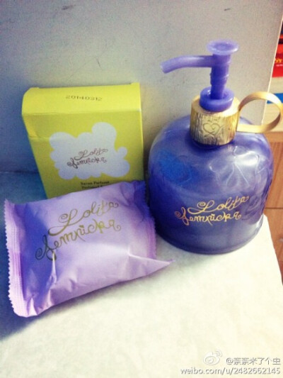 lolita lempicka的香氛沐浴乳真的好好闻！！第一次用沐浴乳醉晕在浴室 香的令人发指 用完沐浴乳立刻下单去买香皂藏在衣柜里面 衣服也香香哒【香调：木质花香调；前味：苦艾、黑麦；中味：茴香、紫罗兰花；后味：甘草…