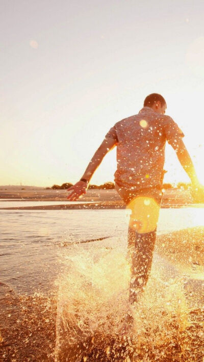 Love Couple. Lovely Couple at Beach Wallpapers for him and her! Celebrate Valentine's Day with these lovely iphone couple backgrounds. - @mobile9 #valentines #photography