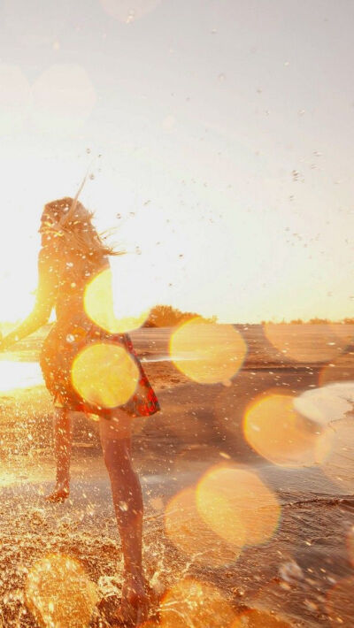 Love Couple. Lovely Couple at Beach Wallpapers for him and her! Celebrate Valentine's Day with these lovely iphone couple backgrounds. - @mobile9 #valentines #photography