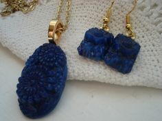 Vintage Royal Blue Carved Lapis Lazuli Glass por boxerlovinglady