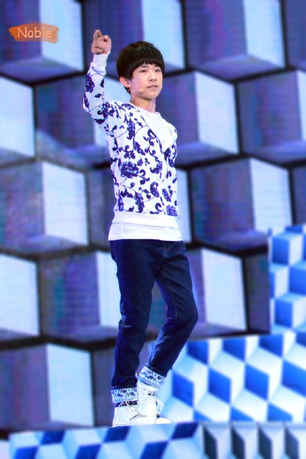 150211 央视网路春晚 6P【TFBOYS】 你们指尖所指的，便是我们的方向。#三人同行 你我并肩##WE ARE TEAM#