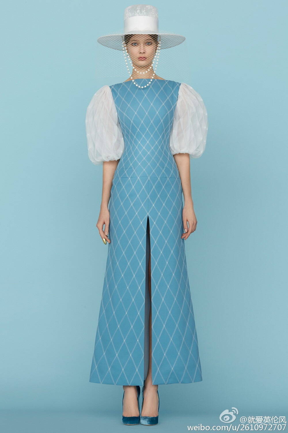 复古与优雅的名媛风，Ulyana Sergeenko Spring 2015。灵感来自与俄罗斯比邻的格鲁吉亚和阿美尼亚。所以可以看到高加索地区的传统民族服饰元素贯穿其中,还原了旧时名媛的精致典雅之风