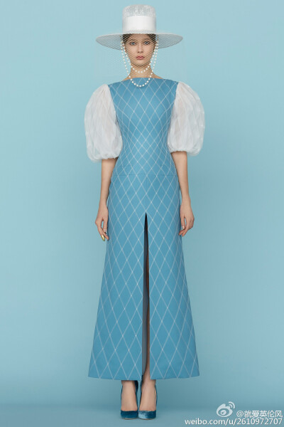 复古与优雅的名媛风，Ulyana Sergeenko Spring 2015。灵感来自与俄罗斯比邻的格鲁吉亚和阿美尼亚。所以可以看到高加索地区的传统民族服饰元素贯穿其中,还原了旧时名媛的精致典雅之风