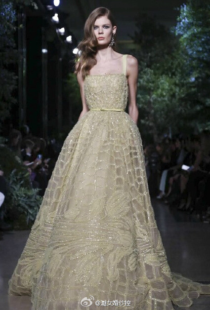 Elie Saab Haute Couture S/S 2015 ┃一向都以奢华高贵、优雅迷人的晚礼服而著称的仙女牌Elie Saab，每一季的高定都是仙女扎堆的地方。 ( 查看微博 )