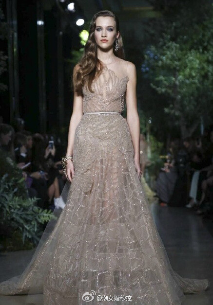 Elie Saab Haute Couture S/S 2015 ┃一向都以奢华高贵、优雅迷人的晚礼服而著称的仙女牌Elie Saab，每一季的高定都是仙女扎堆的地方。 ( 查看微博 )