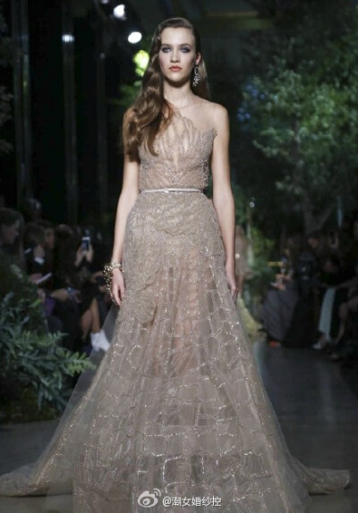 Elie Saab Haute Couture S/S 2015 ┃一向都以奢华高贵、优雅迷人的晚礼服而著称的仙女牌Elie Saab，每一季的高定都是仙女扎堆的地方。 ( 查看微博 )