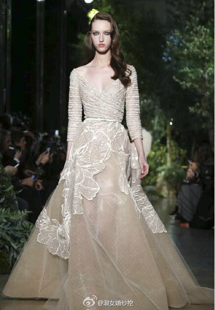 Elie Saab Haute Couture S/S 2015 ┃一向都以奢华高贵、优雅迷人的晚礼服而著称的仙女牌Elie Saab，每一季的高定都是仙女扎堆的地方。 ( 查看微博 )