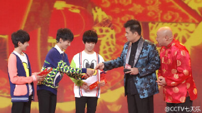 #过年七天乐# TFboys#与毕姥爷一起过年七天乐#啦！看到毕姥爷发红包了吗！看到他们的笑容有没有很开心？有歌有舞有互动，有笑有泪有温暖，这就是我们《过年七天乐》！另外，他们将出现在“团圆”中，我们大年初五见…