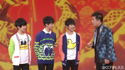 #过年七天乐# TFboys#与毕姥爷一起过年七天乐#啦！看到毕姥爷发红包了吗！看到他们的笑容有没有很开心？有歌有舞有互动，有笑有泪有温暖，这就是我们《过年七天乐》！另外，他们将出现在“团圆”中，我们大年初五见…