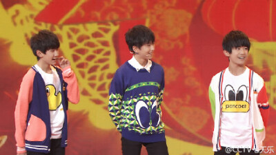 #过年七天乐# TFboys#与毕姥爷一起过年七天乐#啦！看到毕姥爷发红包了吗！看到他们的笑容有没有很开心？有歌有舞有互动，有笑有泪有温暖，这就是我们《过年七天乐》！另外，他们将出现在“团圆”中，我们大年初五见…