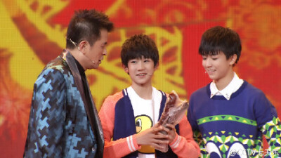 #过年七天乐# TFboys#与毕姥爷一起过年七天乐#啦！看到毕姥爷发红包了吗！看到他们的笑容有没有很开心？有歌有舞有互动，有笑有泪有温暖，这就是我们《过年七天乐》！另外，他们将出现在“团圆”中，我们大年初五见…